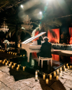 Pianoforte a coda bianco. Luxury wedding in Sicily
